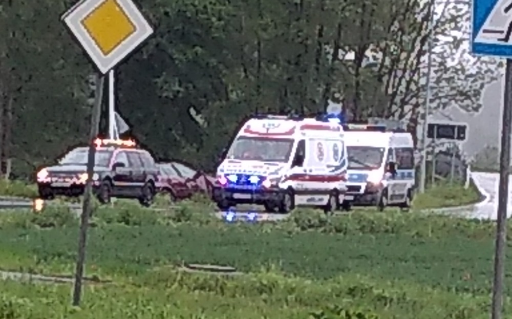 kolizja w Barcikowicach: mercedes wypadł z drogi i uderzył w latarnię