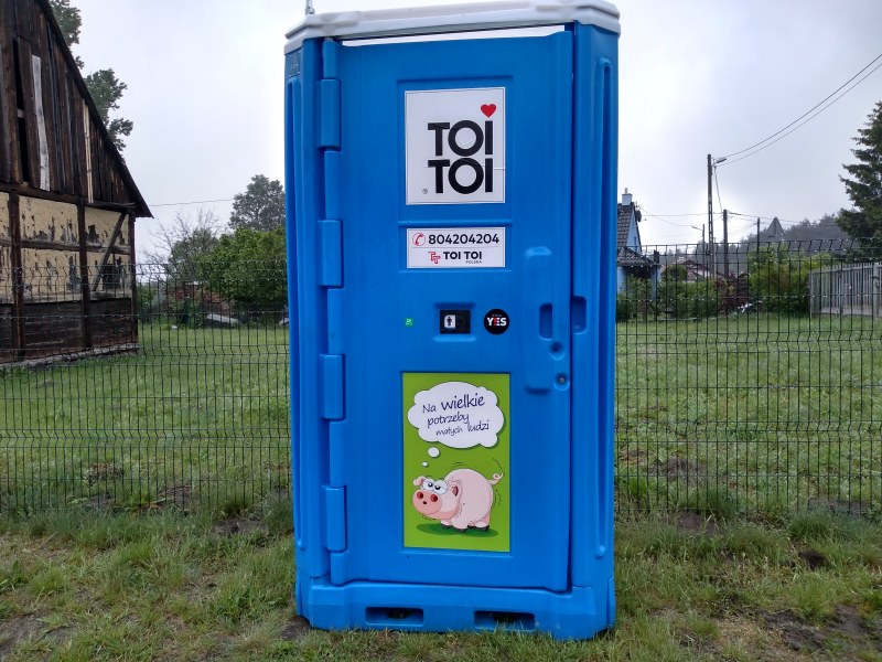 przenośna toaleta na placu zabaw w Barcikowicach