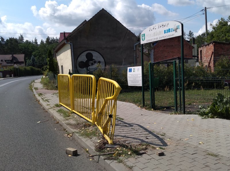 zniszczone barierki przy placu zabaw w Barcikowicach