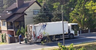śmieciarka ZGK odbierająca odpady zmieszane w Barcikowicach