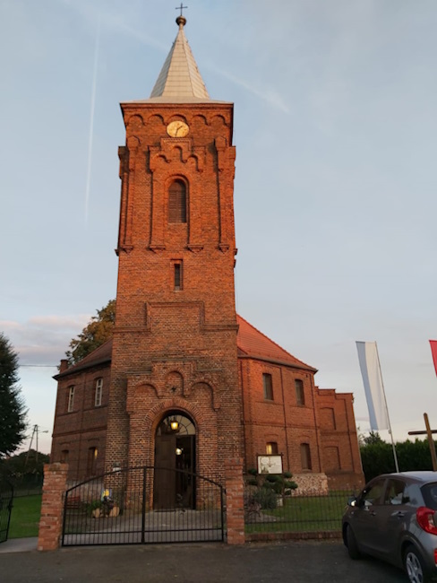 kościół Matki Boskiej Częstochowskiej w Zatoniu-Zielonej Górze należąc do parafii św. Wawrzyńca w Ługach