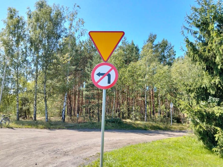 Znak zakaz skrętu w lewo