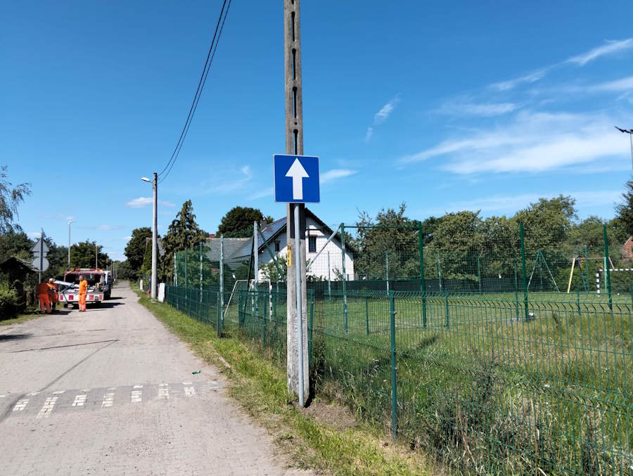 Znak nakaz jazdy prosto