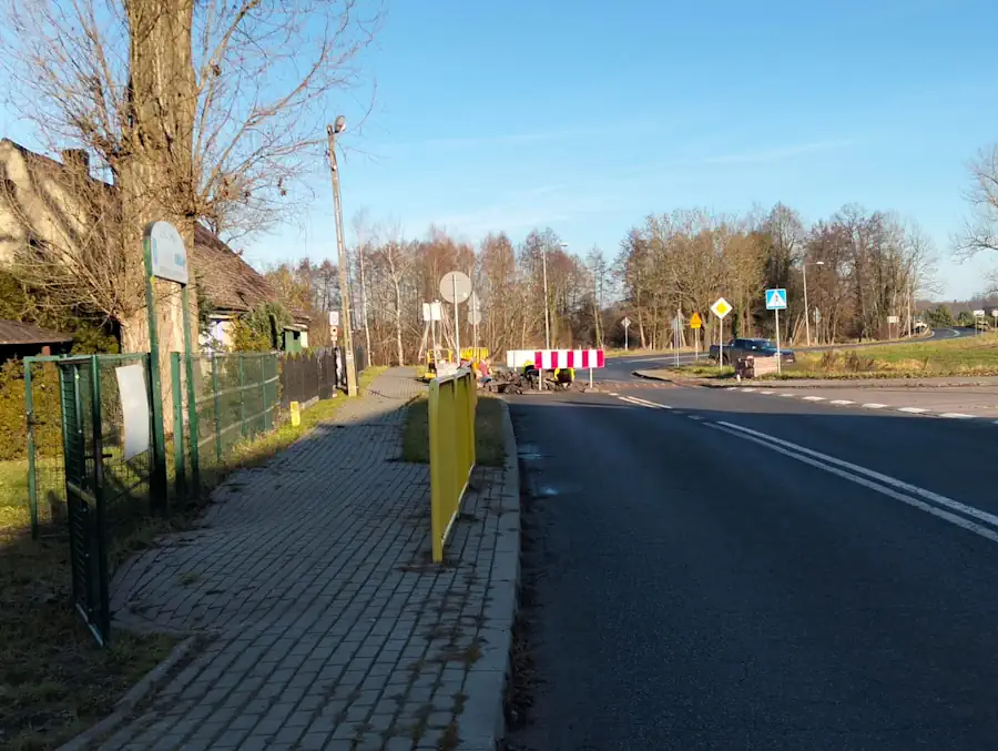 Próg zwalniający na DW 283 w Barcikowicach przebudowywany w grudniu 2025