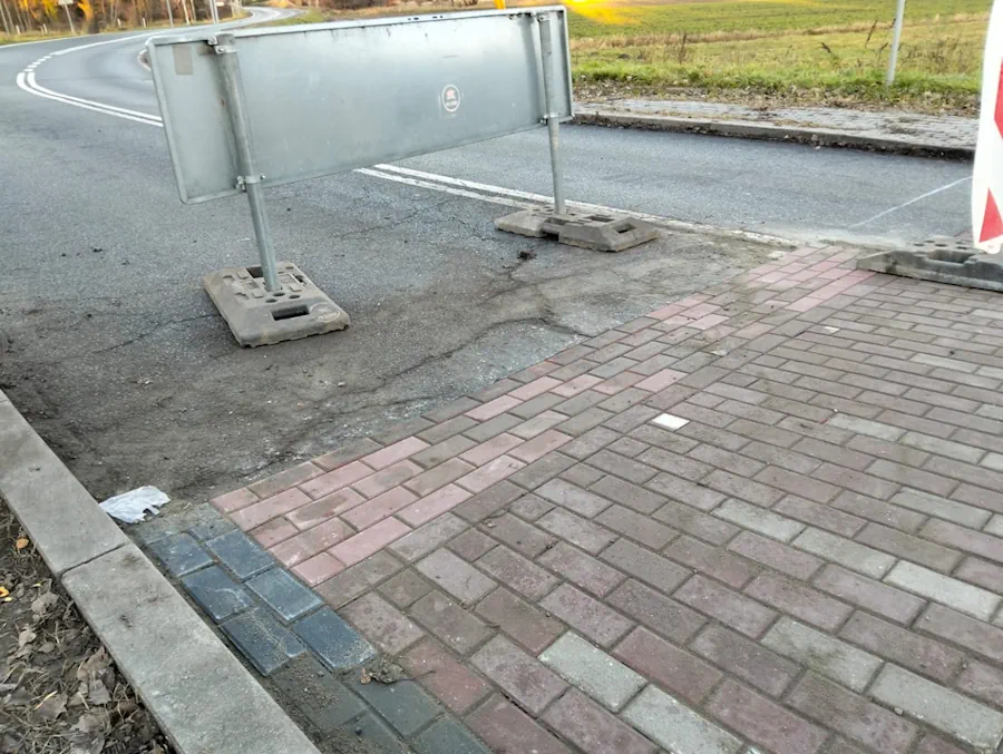 Próg zwalniający na DW 283 w Barcikowicach przebudowywany w grudniu 2025