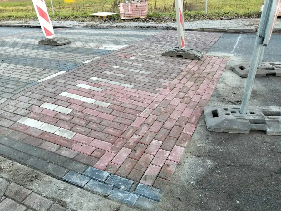 Próg zwalniający na DW 283 w Barcikowicach przebudowywany w grudniu 2025