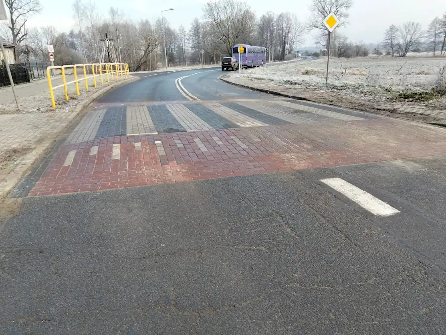 Wyniesione przejście dla pieszych na DW 283 w Barcikowicach po przebudowie