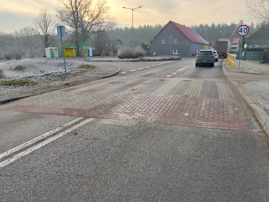 Wyniesione przejście dla pieszych na DW 283 w Barcikowicach po przebudowie