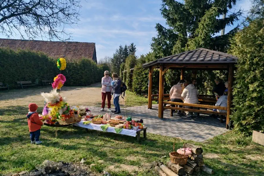 W tym miejscu na placu zabaw w Barcikowicach mają stanąć dwie drewniane wiaty 
