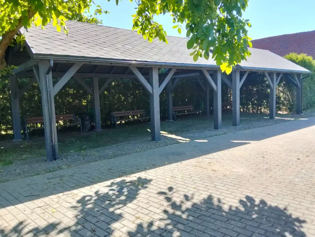Nowe drewniane wiaty na placu w Barcikowicach