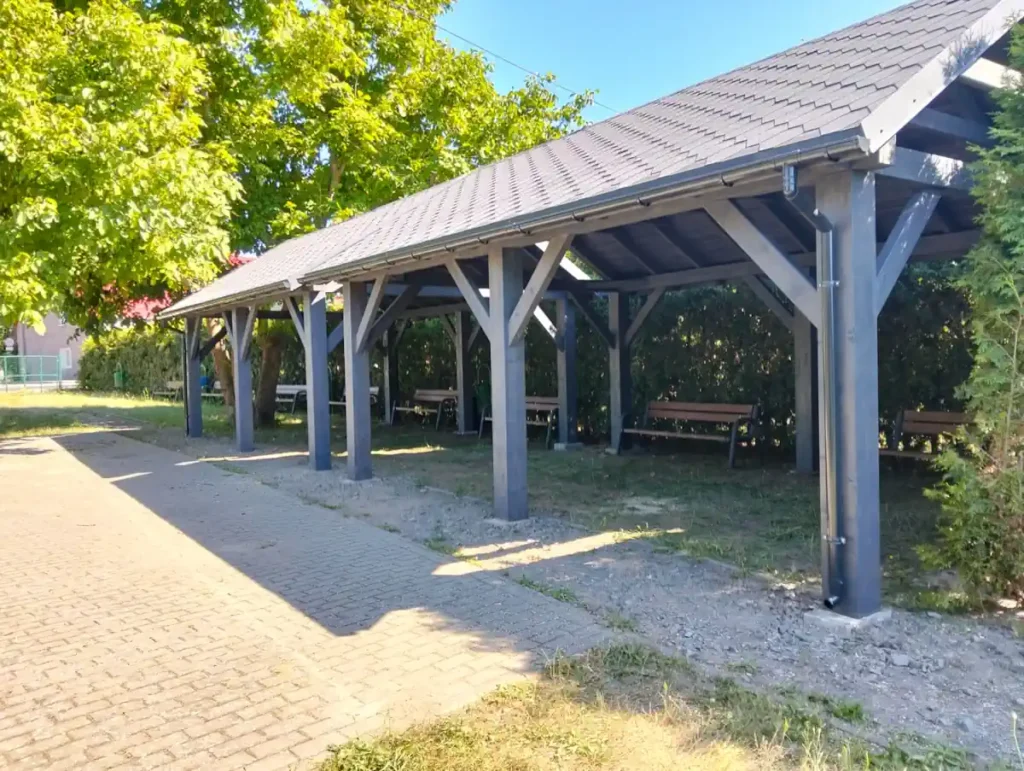 Nowe drewniane wiaty na placu w Barcikowicach