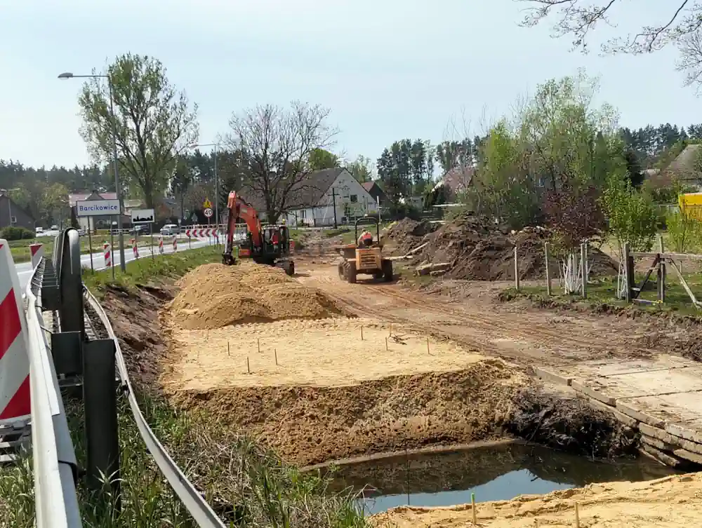 Jak powstały chodnik i kładka nad Śląska Ochlą w Barcikowicach