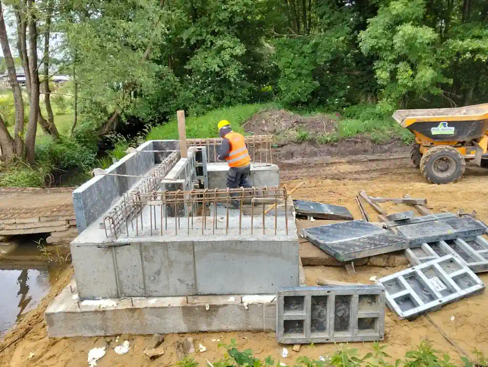Jak powstały chodnik i kładka nad Śląska Ochlą w Barcikowicach