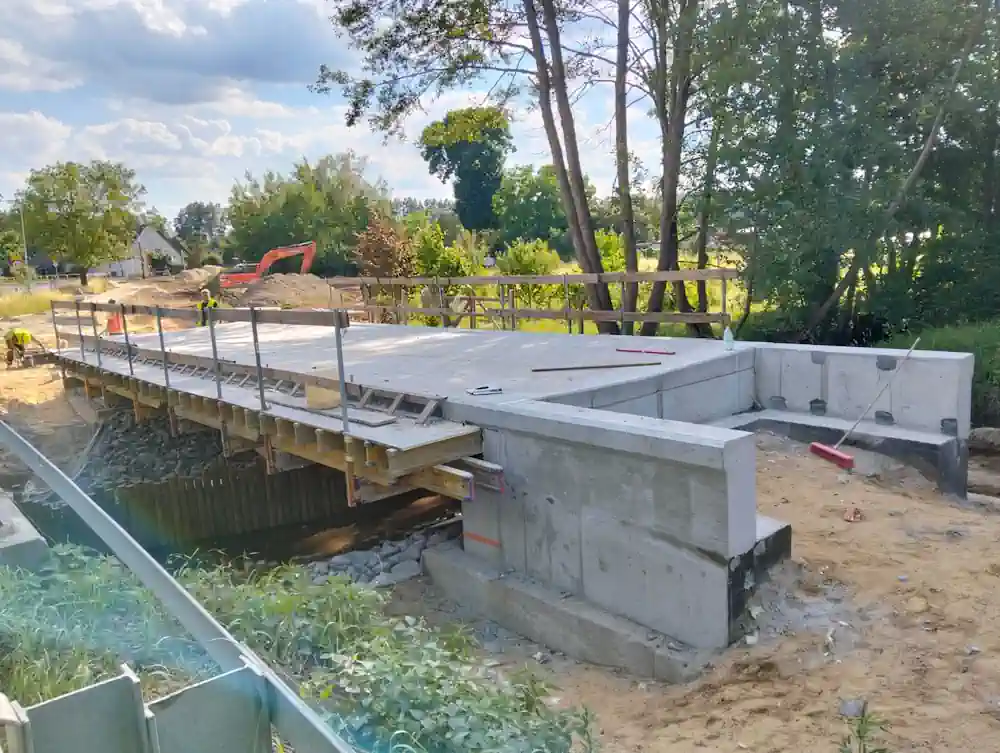 Jak powstały chodnik i kładka nad Śląska Ochlą w Barcikowicach
