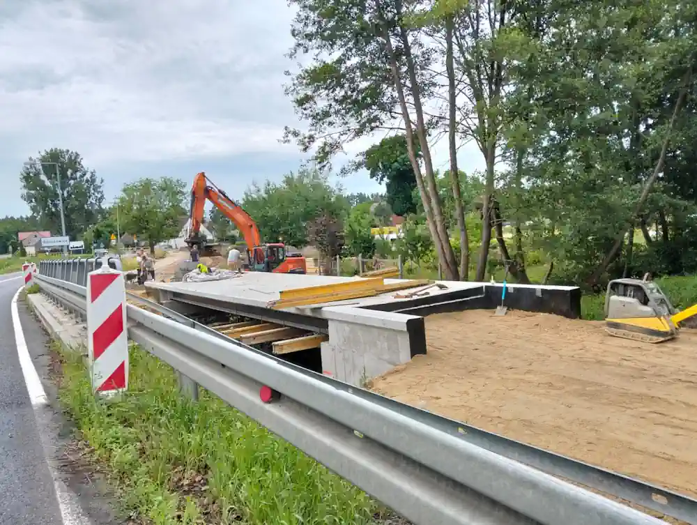 Jak powstały chodnik i kładka nad Śląska Ochlą w Barcikowicach