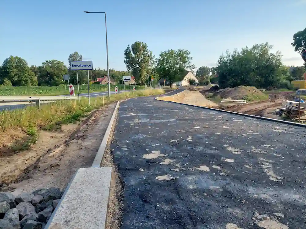 Jak powstały chodnik i kładka nad Śląska Ochlą w Barcikowicach