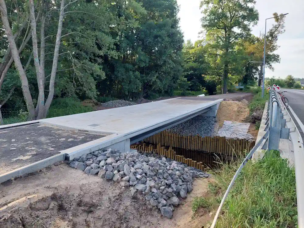 Jak powstały chodnik i kładka nad Śląska Ochlą w Barcikowicach