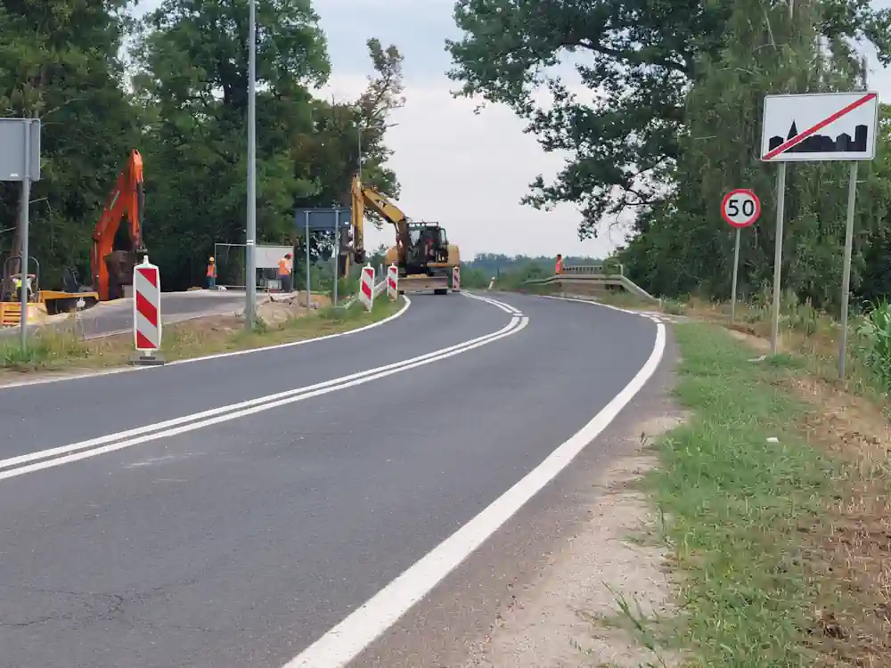 Jak powstały chodnik i kładka nad Śląska Ochlą w Barcikowicach