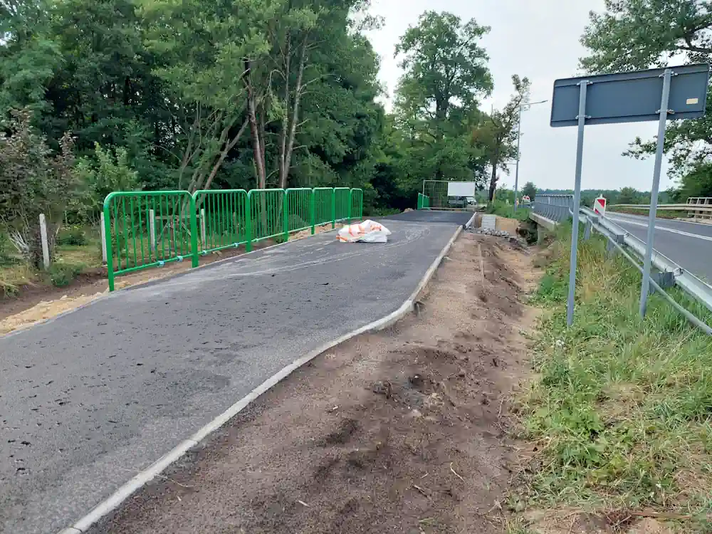 Jak powstały chodnik i kładka nad Śląska Ochlą w Barcikowicach