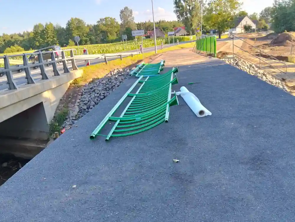 Jak powstały chodnik i kładka nad Śląska Ochlą w Barcikowicach