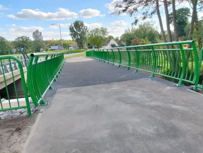 Gotowa kładka nad Śląską Ochlą w Barcikowicach