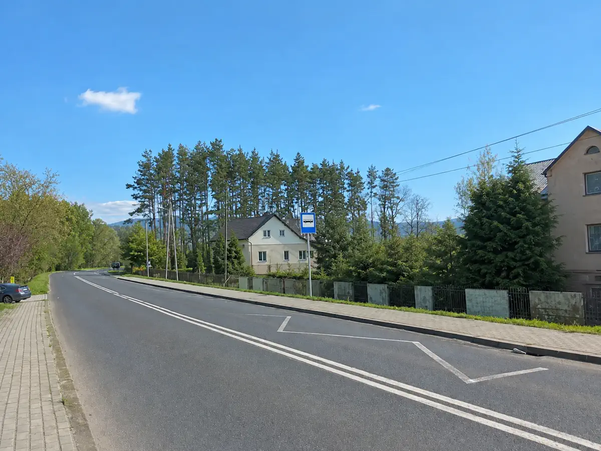 Przystanek w Barcikowicach w ciągu DW 283 w stronę Kożuchowa