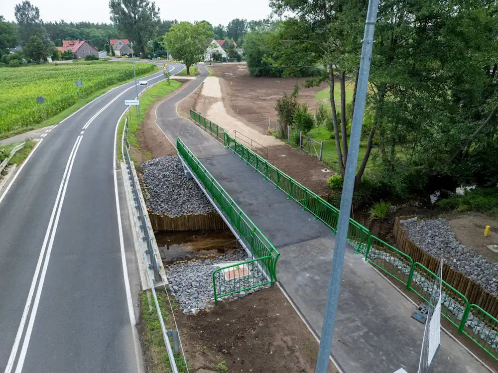 Jak powstały chodnik i kładka nad Śląska Ochlą w Barcikowicach