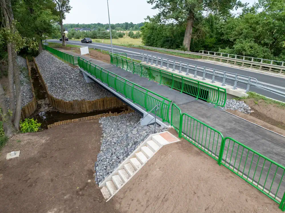 Jak powstały chodnik i kładka nad Śląska Ochlą w Barcikowicach