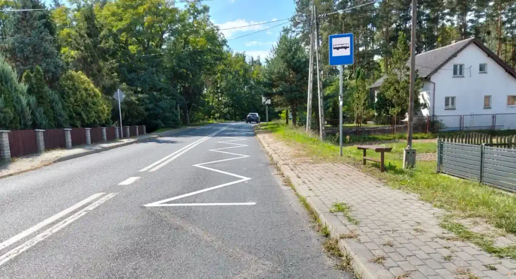 Linia przystankowa (znak P-17) w Barcikowicach