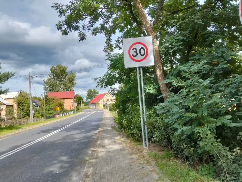 Ograniczenie prędkości do 30 km/h na DW 283 przez Barcikowice